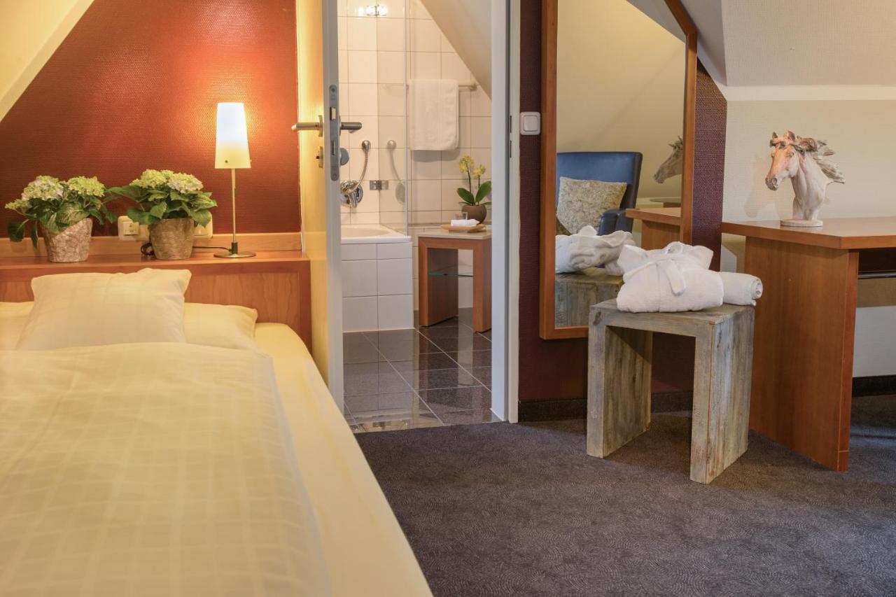 Seehotel Niedernberg - Das Dorf Am See Екстер'єр фото