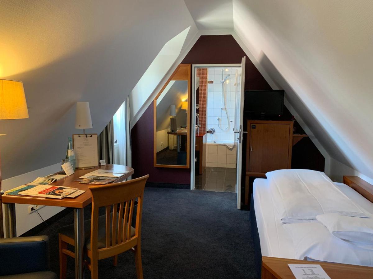 Seehotel Niedernberg - Das Dorf Am See Екстер'єр фото