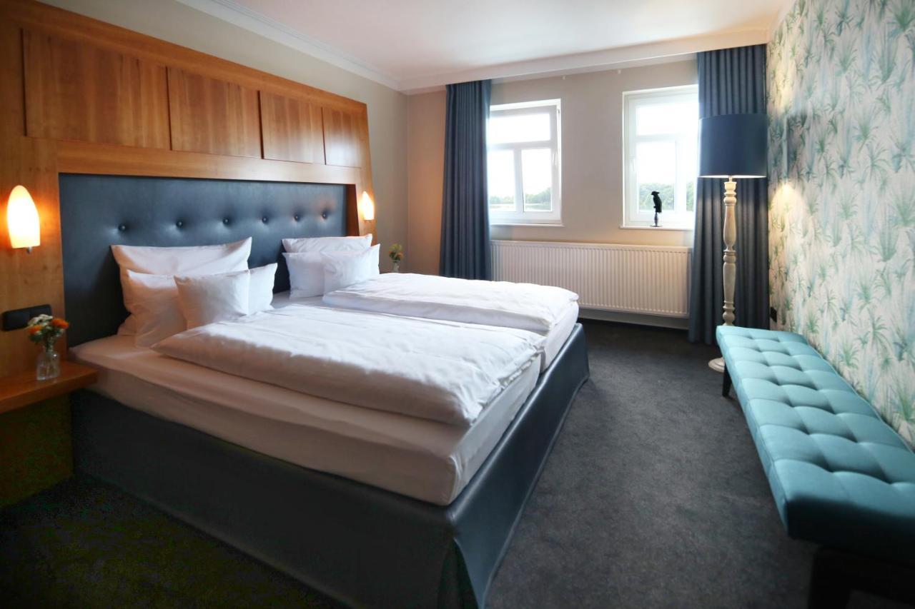Seehotel Niedernberg - Das Dorf Am See Екстер'єр фото