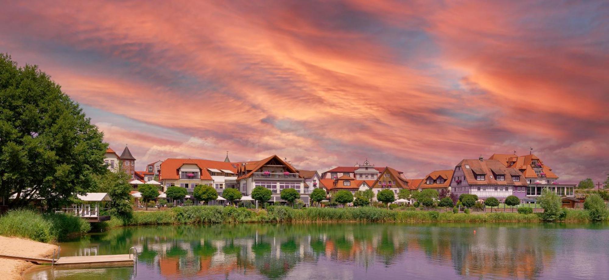 Seehotel Niedernberg - Das Dorf Am See Екстер'єр фото