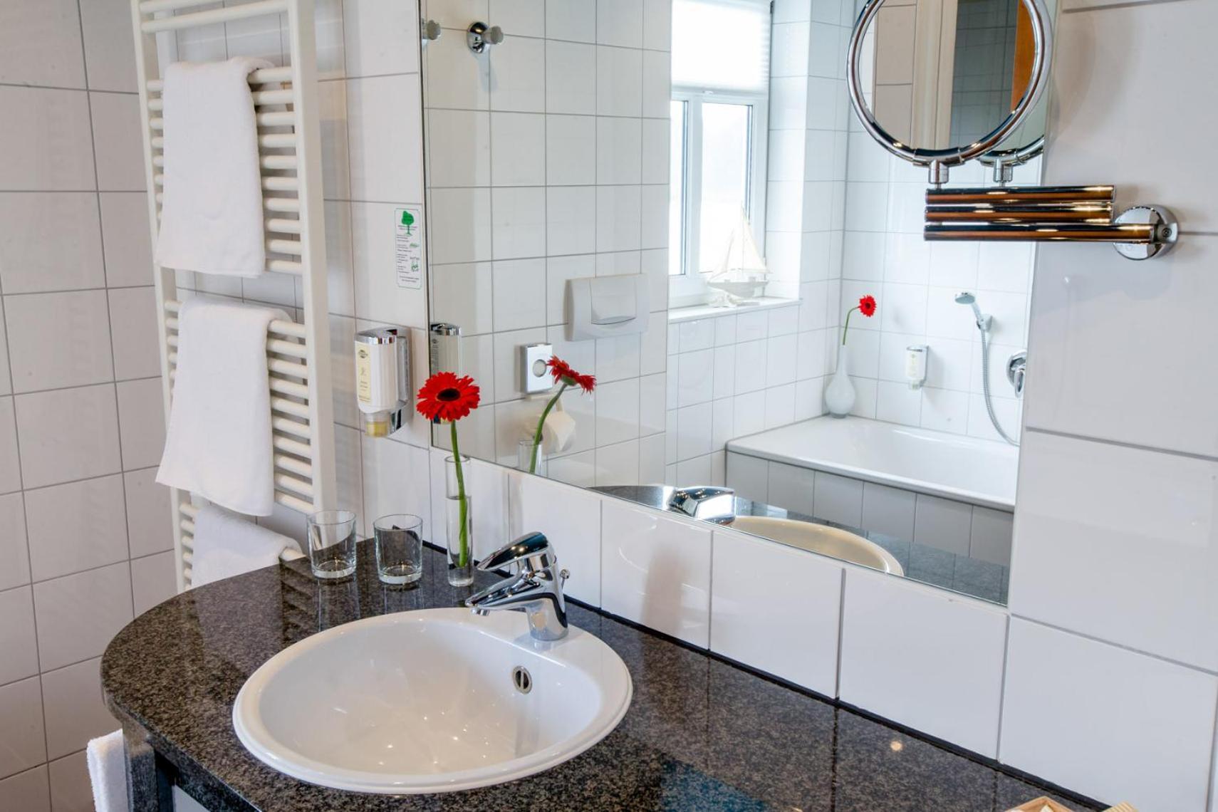 Seehotel Niedernberg - Das Dorf Am See Екстер'єр фото