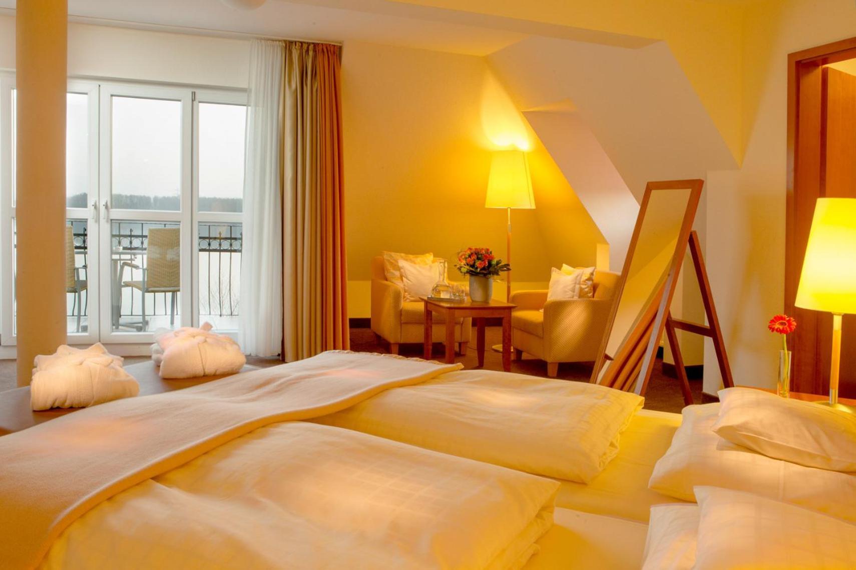 Seehotel Niedernberg - Das Dorf Am See Екстер'єр фото