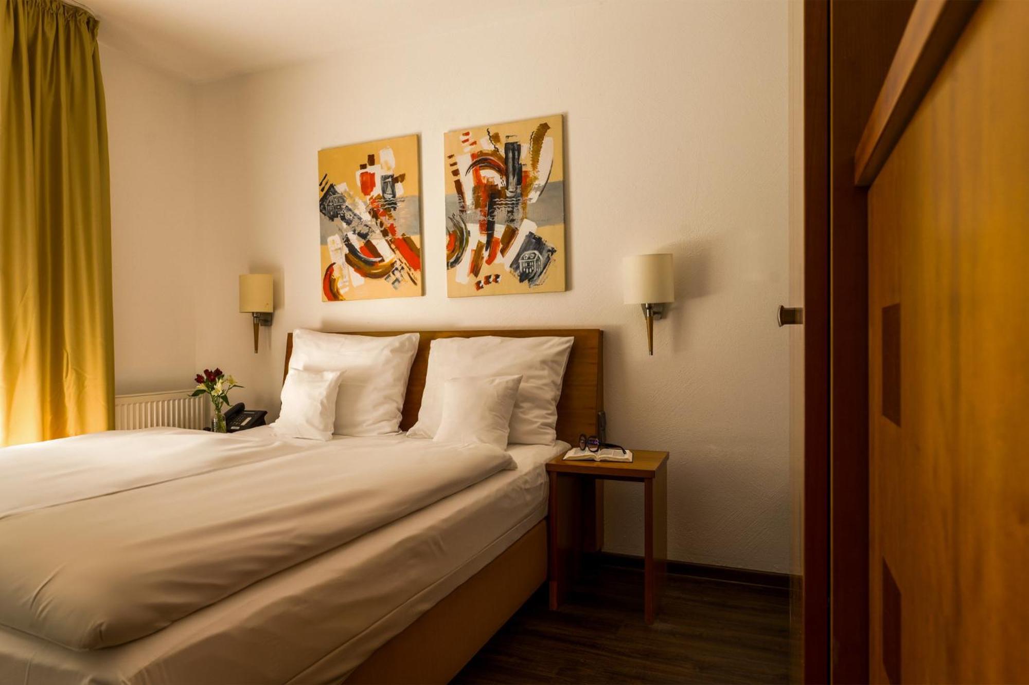 Seehotel Niedernberg - Das Dorf Am See Екстер'єр фото