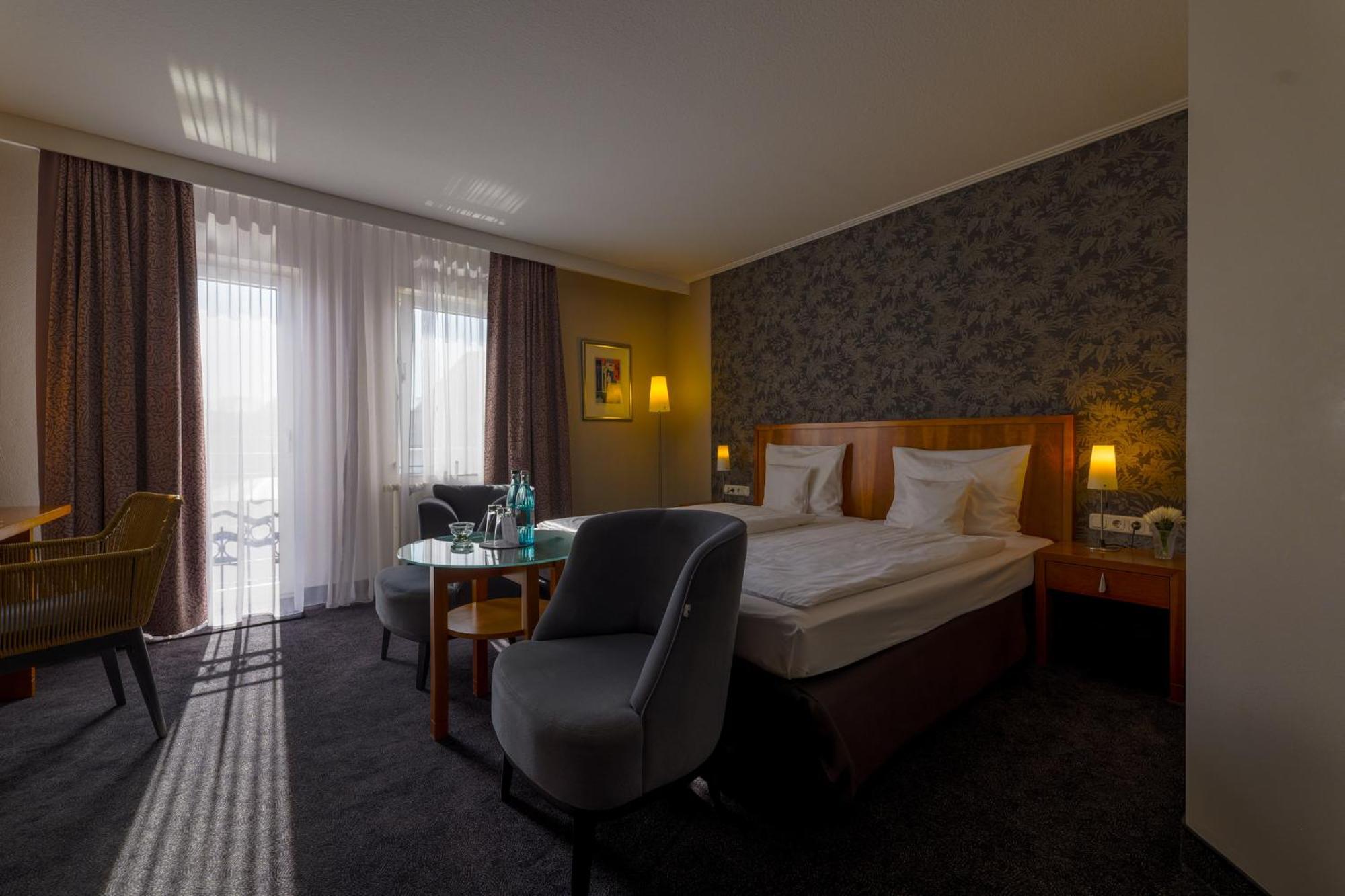 Seehotel Niedernberg - Das Dorf Am See Екстер'єр фото