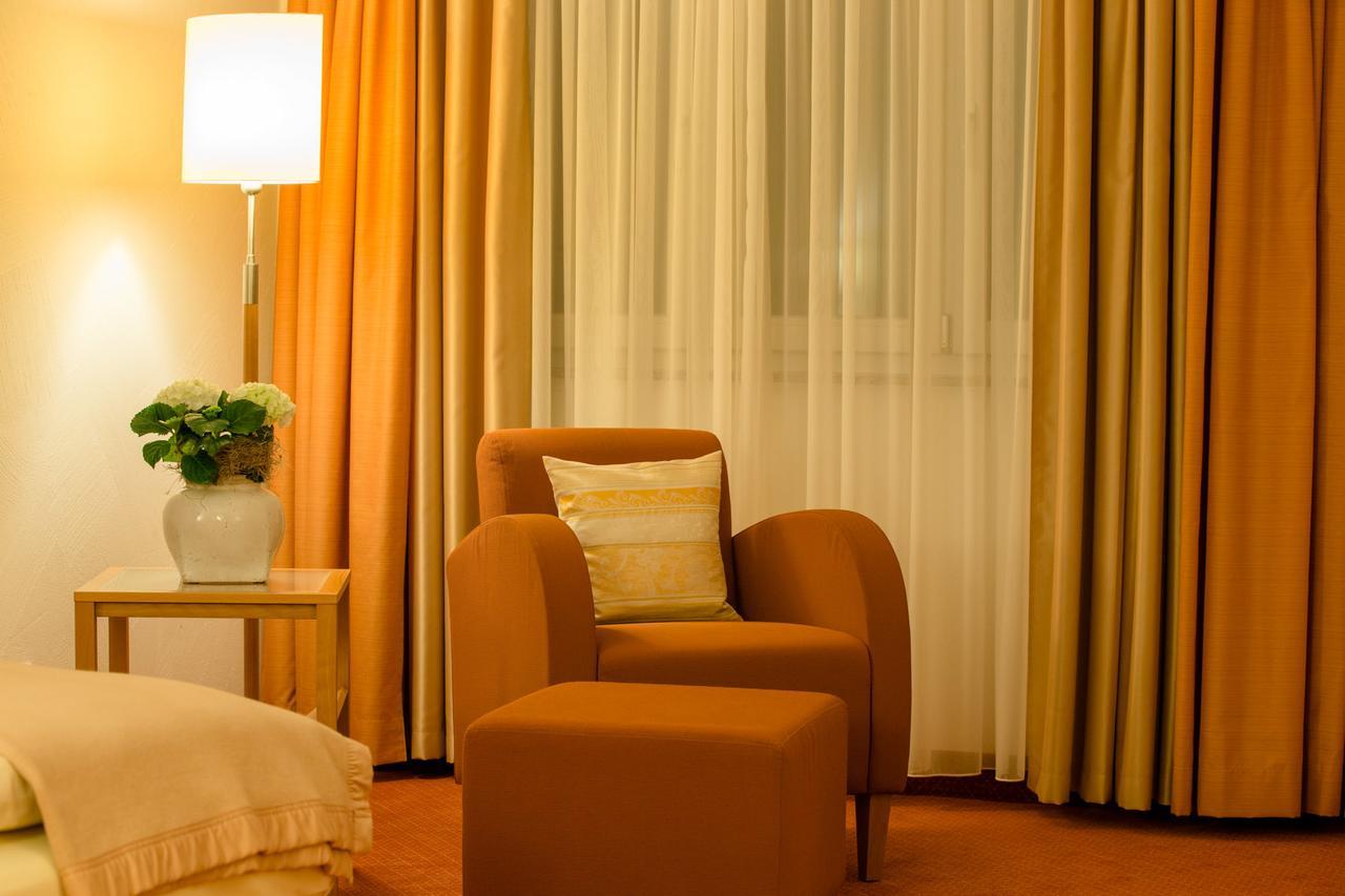 Seehotel Niedernberg - Das Dorf Am See Екстер'єр фото