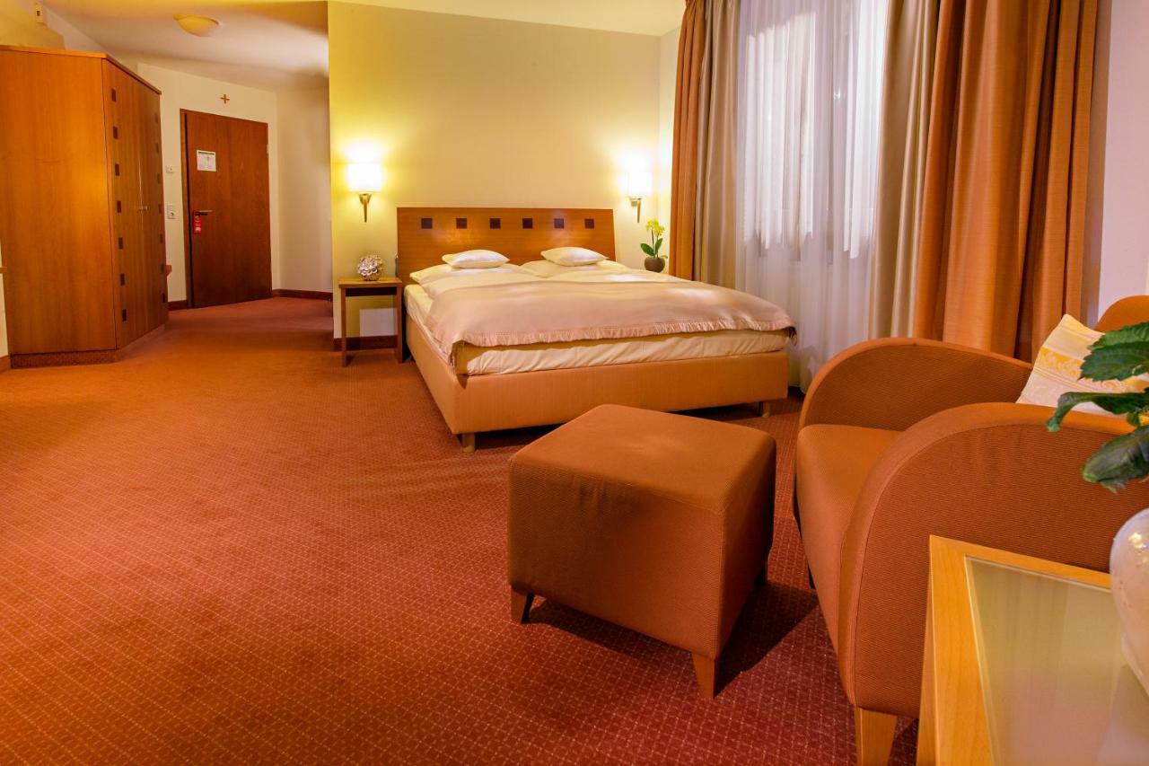 Seehotel Niedernberg - Das Dorf Am See Екстер'єр фото