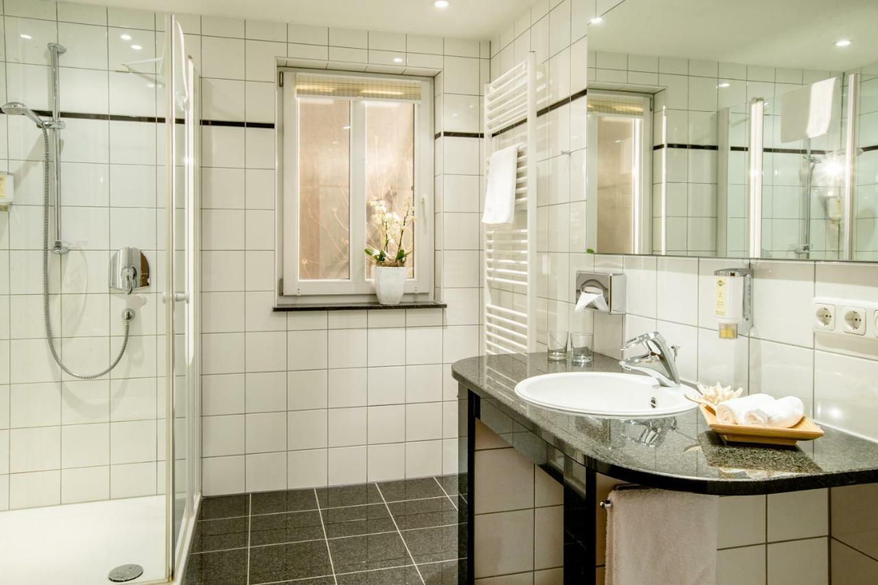 Seehotel Niedernberg - Das Dorf Am See Екстер'єр фото