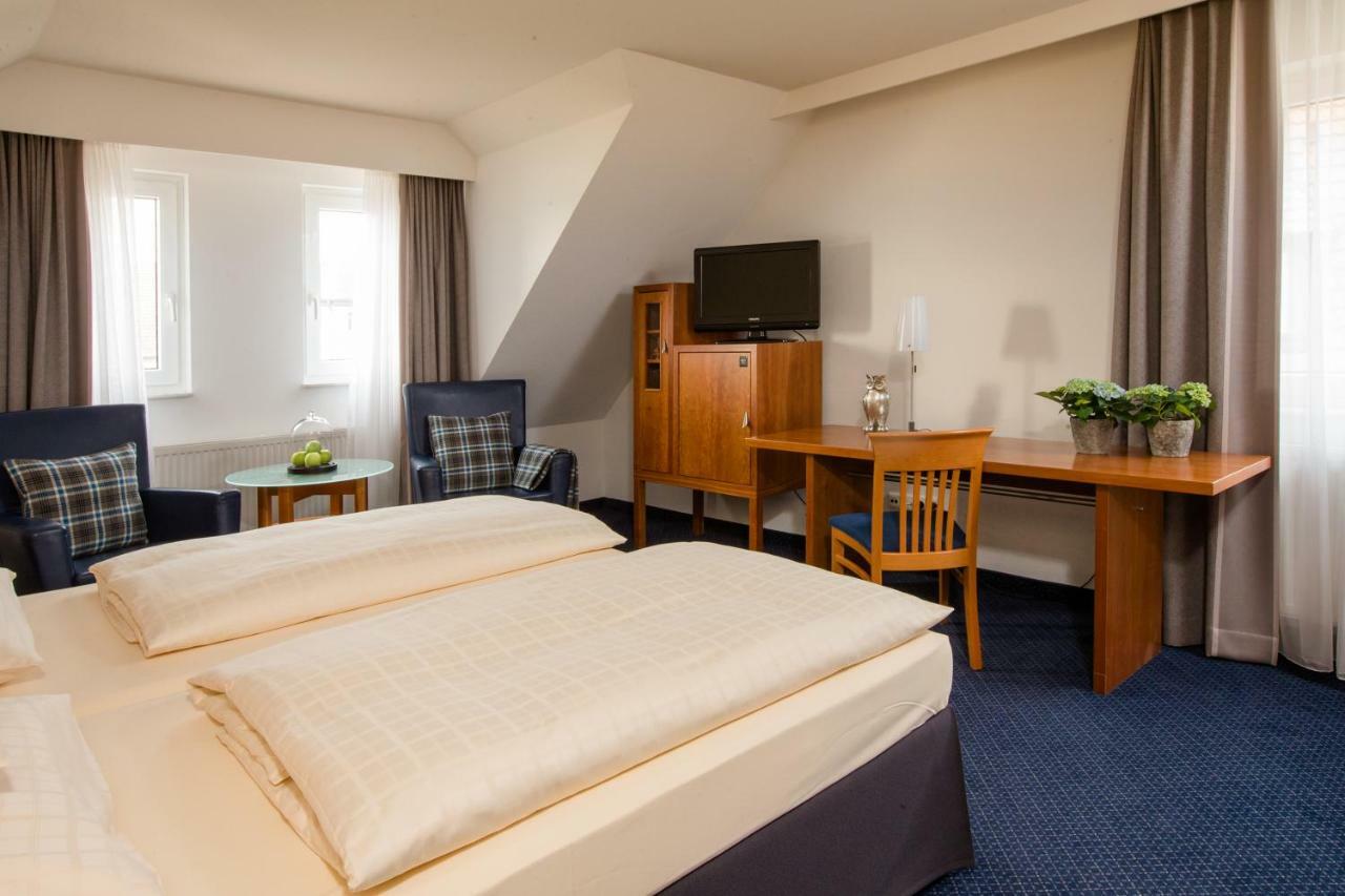 Seehotel Niedernberg - Das Dorf Am See Екстер'єр фото