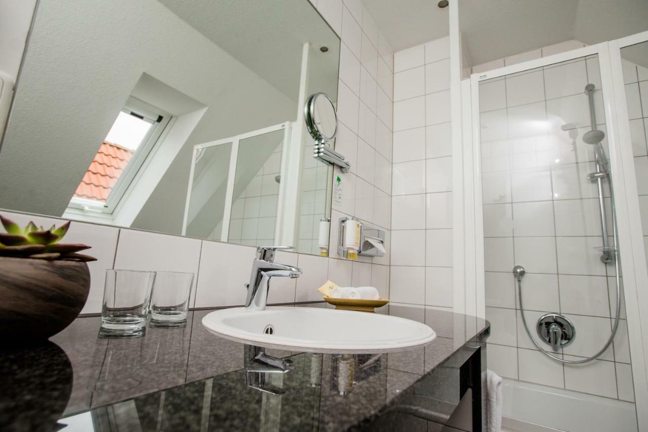 Seehotel Niedernberg - Das Dorf Am See Екстер'єр фото