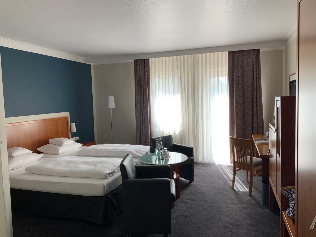 Seehotel Niedernberg - Das Dorf Am See Екстер'єр фото